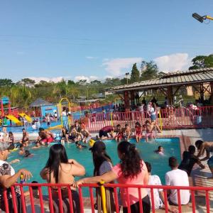 um grupo de pessoas em uma piscina em um parque aquático em Hotel Yamboró em Pitalito