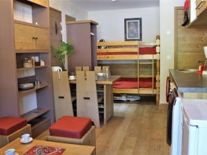 Zimmer mit einem Tisch und einem Etagenbett in der Unterkunft Appartement Risoul, 2 pièces, 5 personnes - FR-1-330-474 in Risoul