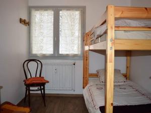 ル・グラン・ボルナンにあるAppartement Le Grand-Bornand, 3 pièces, 7 personnes - FR-1-241-203のベッドルーム1室(二段ベッド1組、椅子、窓付)