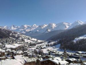 eine Stadt voller Schnee mit Bergen im Hintergrund in der Unterkunft Appartement Le Grand-Bornand, 3 pièces, 7 personnes - FR-1-241-203 in Le Grand-Bornand