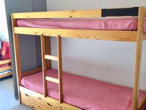 - deux lits superposés dans une chambre dans l'établissement Appartement Vars, 1 pièce, 4 personnes - FR-1-330B-68, à Vars
