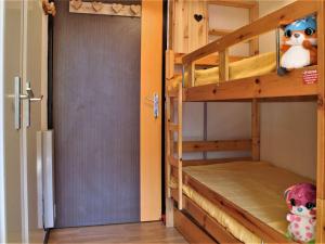 a room with two bunk beds and a door at Studio calme pied de pistes, 4 couchages, Risoul 1850 - FR-1-330-481 in Risoul