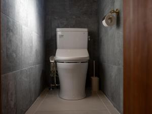 een badkamer met een wit toilet in een kamer bij 瀬戸内隠れ家リゾート in Onomichi