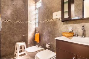 a bathroom with a toilet and a sink at Dúplex complejo - Centro Villa Gesell - 5 huéspedes in Villa Gesell +26 photos