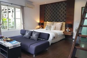 ein Schlafzimmer mit einem Bett und einem blauen Sofa in der Unterkunft Deng Mei Homestay in Hengshan