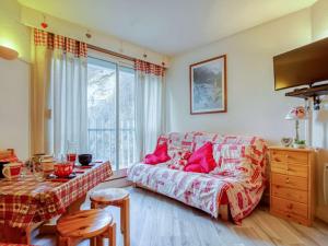 un salon avec un canapé et une table dans l'établissement Studio 4 pers à Barèges avec ascenseur - FR-1-403-41, à Barèges