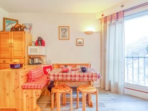 une cuisine avec une table et des tabourets dans une pièce dans l'établissement Studio 4 pers à Barèges avec ascenseur - FR-1-403-41, à Barèges