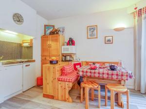 une cuisine avec une table et des chaises dans une cuisine dans l'établissement Studio 4 pers à Barèges avec ascenseur - FR-1-403-41, à Barèges