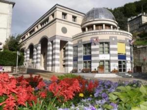 un bâtiment avec un jardin fleuri devant lui dans l'établissement Studio 4 pers à Barèges avec ascenseur - FR-1-403-41, à Barèges