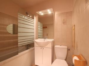 Et badeværelse på Appartement Briançon, 1 pièce, 4 personnes - FR-1-330C-53
