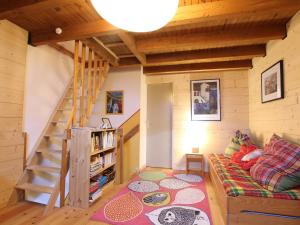 - un salon avec un canapé et un escalier dans l'établissement Appartement Saint-Chaffrey , 3 pièces, 6 personnes - FR-1-330E-106, à Saint-Chaffrey