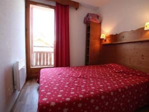 ピュイ・サン・ヴァンサンにあるAppartement Puy-Saint-Vincent, 5 pièces, 10 personnes - FR-1-330G-48のベッドルーム1室(赤いベッド1台、窓付)