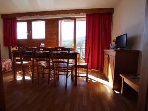 ピュイ・サン・ヴァンサンにあるAppartement Puy-Saint-Vincent, 5 pièces, 10 personnes - FR-1-330G-48のダイニングルーム(テーブル、椅子、テレビ付)