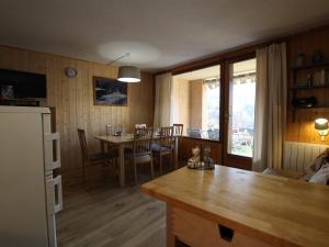 a kitchen and living room with a table and a dining room at Appartement Vallouise-La Casse, 2 pièces, 6 personnes - FR-1-330G-57 in Le Poët