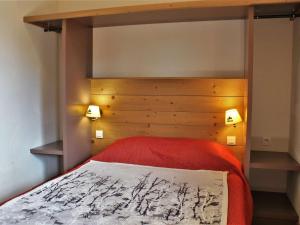 a bedroom with a bed with a wooden headboard at Appartement Risoul, 2 pièces, 5 personnes - FR-1-330-446 in Risoul