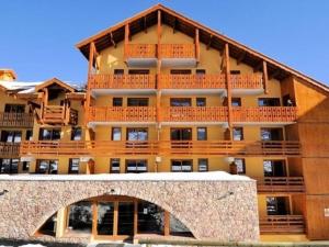 a large building with wooden balconies on it at Appartement Risoul, 2 pièces, 5 personnes - FR-1-330-446 in Risoul