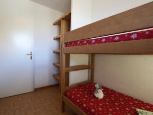 ein Schlafzimmer mit Etagenbetten mit einer Katze auf dem Bett in der Unterkunft Appartement Puy-Saint-Vincent, 2 pièces, 6 personnes - FR-1-330G-14 in Puy-Saint-Vincent