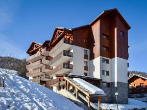 ein Gebäude auf einem schneebedeckten Hügel in der Unterkunft Appartement Puy-Saint-Vincent, 2 pièces, 6 personnes - FR-1-330G-14 in Puy-Saint-Vincent