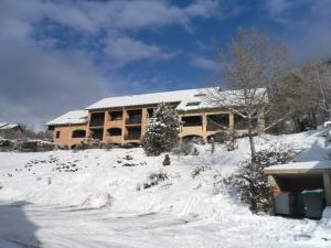 Le PoëtにあるAppartement Vallouise-La Casse, 2 pièces, 4 personnes - FR-1-330G-39の雪に覆われた建物