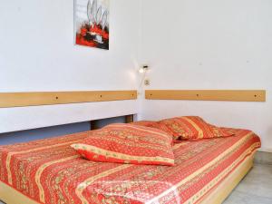 un letto con due cuscini sopra in una camera da letto di Appartement Le Lavandou, 1 pièce, 4 personnes - FR-1-251-263 a Le Lavandou