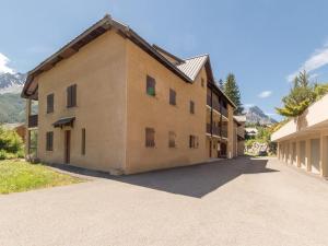 ル・モネティエ・レ・バンにあるAppartement Le Monêtier-les-Bains, 3 pièces, 6 personnes - FR-1-330F-149の山を背景にした大きな建物