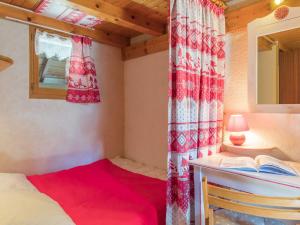 Dormitorio con cama y escritorio con libro en Charmant T2 mezzanine 5 pers, balcon sud, proche centre et pistes, parking privé - Le Monêtier les Bains - FR-1-330F-158, en Le Monêtier-les-Bains