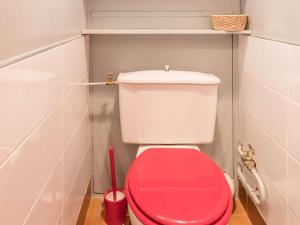 Un baño con un inodoro rojo con tapa roja. en Charmant T2 mezzanine 5 pers, balcon sud, proche centre et pistes, parking privé - Le Monêtier les Bains - FR-1-330F-158, en Le Monêtier-les-Bains
