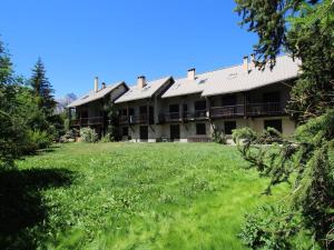 un edificio con un gran patio delante de él en Charmant T2 mezzanine 5 pers, balcon sud, proche centre et pistes, parking privé - Le Monêtier les Bains - FR-1-330F-158, en Le Monêtier-les-Bains 12 fotos más