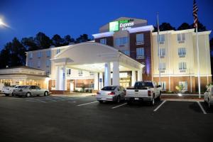 a hotel with cars parked in a parking lot at Holiday Inn Express Hotel & Suites Bainbridge, an IHG Hotel in Bainbridge
