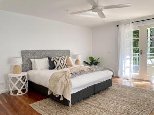 Un pat sau paturi într-o cameră la Fairways Beach House Sawtell