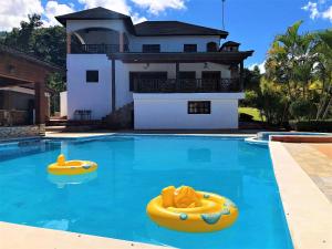 una casa con piscina con due gonfiabili di Villa Amila By Hospedify Hermosa Villa para 20 personas y a 4 minutos del Río de Jarabacoa a Jarabacoa