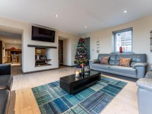 un soggiorno con un albero di Natale e un divano di Ty Nant a Holyhead