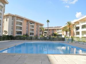 a swimming pool in front of a building at Fréjus: Appt 2P, 5 pers, Piscine, Plage à 150m, Parking, Animaux OK - FR-1-226A-357 in Fréjus
