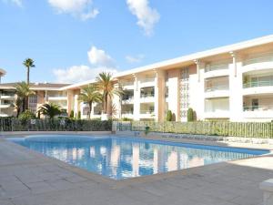 a swimming pool in front of a building at Fréjus: Appt 2P, 5 pers, Piscine, Plage à 150m, Parking, Animaux OK - FR-1-226A-357 in Fréjus +12 photos