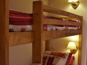 2 łóżka piętrowe w pokoju z lampką w obiekcie Appartement Méribel, 1 pièce, 4 personnes - FR-1-180-372 w mieście Les Allues