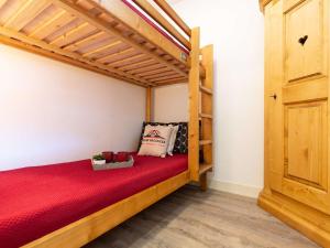 a bedroom with a bunk bed with a red bedspread at Appartement 6 personnes à Vielle Aure - FR-1-296-447 in Vielle-Aure