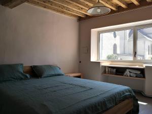 Un dormitorio con una cama verde y una ventana en Maison Villard-de-Lans, 5 pièces, 8 personnes - FR-1-548-26, en Villard-de-Lans