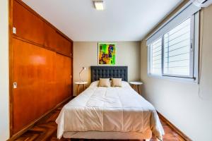 Un dormitorio con una cama grande y una ventana en Viaggiato Alta Cordoba en Córdoba