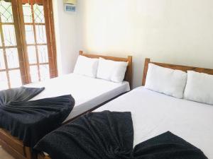 Un pat sau paturi într-o cameră la Cool Breeze guest inn
