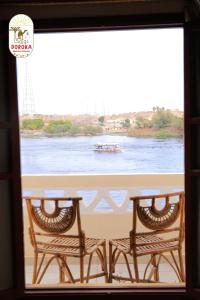 een raam met uitzicht op de rivier bij DoroKa Nubian House in Shellal