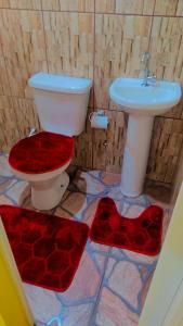 uma casa de banho com um WC e um lavatório em Paraty casa suite em Paraty