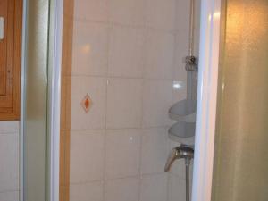 ein Bad mit einer Dusche und einem Waschbecken in der Unterkunft Appartement Le Grand-Bornand, 2 pièces, 6 personnes - FR-1-241-188 in Le Grand-Bornand