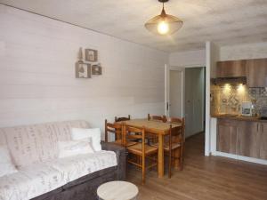 sala de estar con sofá y mesa en Appartement Les Orres, 1 pièce, 5 personnes - FR-1-322-306, en Les Orres