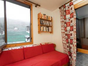 ヴァルモレルにあるAppartement Valmorel, 1 pièce, 4 personnes - FR-1-291-814の窓付きの客室で、赤いソファが備わります。