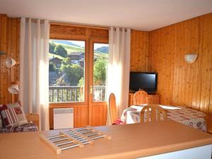 Zimmer mit einem Tisch und einem Fenster mit Aussicht in der Unterkunft Appartement Le Grand-Bornand, 2 pièces, 4 personnes - FR-1-241-192 in Le Grand-Bornand