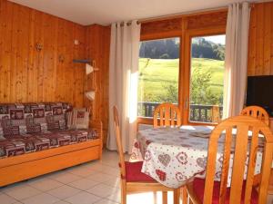 Schlafzimmer mit einem Bett, einem Tisch und einem Fenster in der Unterkunft Appartement Le Grand-Bornand, 2 pièces, 4 personnes - FR-1-241-192 in Le Grand-Bornand