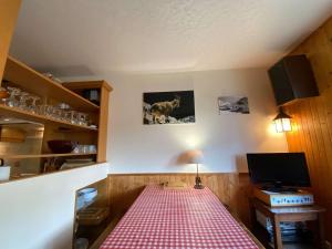 ル・グラン・ボルナンにあるAppartement Le Grand-Bornand, 2 pièces, 5 personnes - FR-1-241-190の赤いチェッカーフロアの客室