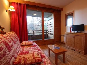 ピュイ・サン・ヴァンサンにあるAppartement Puy-Saint-Vincent, 2 pièces, 4 personnes - FR-1-330G-86のリビングルーム(ベッド1台、テレビ、窓付)