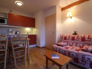 ピュイ・サン・ヴァンサンにあるAppartement Puy-Saint-Vincent, 2 pièces, 4 personnes - FR-1-330G-86のキッチン、リビングルーム(ソファ、テーブル付)