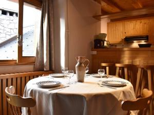 a table with glasses and a vase on it at Studio mezzanine proche pistes pour 5 pers. - FR-1-180-366 in Les Allues